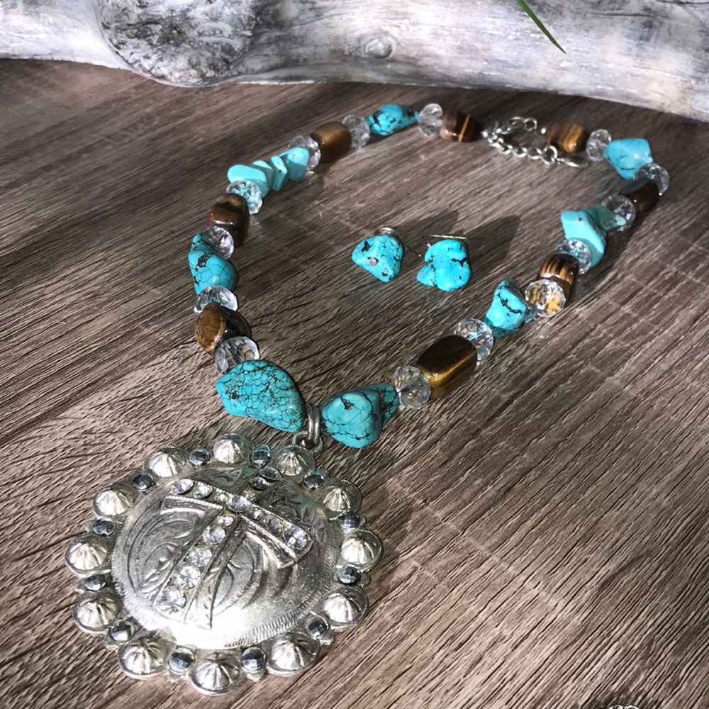 Beautiful Western Turquoise Necklace & Earrings